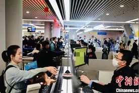 上海浦东国际机场口岸3天逾万人免签往来新加坡图片