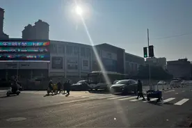 双向六车道变成双向8车道，市民：路宽了出行更方便，长沙地铁7号线雨花亭站交通恢复图片