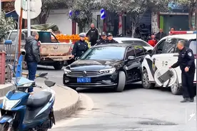 一网上逃犯驾车冲撞警方后逃窜 四川当地回应：正在抓捕图片