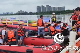 河南移动组织员工进行冲锋舟培训考试 做好抗洪抢险准备图片