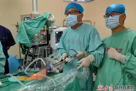 兰大二院肿瘤外科完成院内首例经口腔前庭腔镜下甲状腺肿瘤切除手术图片