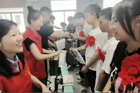 汉阴县城关镇：集体升学礼 弘扬新风尚图片