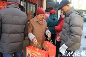这顿“爱心年夜饭”，一张罗就是12年图片