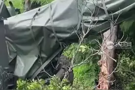 台媒：台陆军一军车屏东枫港失控撞上行道树，7人受伤紧急送医图片