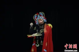 南昌大学学子“表情包式”川剧变脸走红网络图片