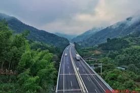 ​2024年国庆期间怀化高速公路路网运行压力增大  以外出游玩的自驾游小型客车为主图片