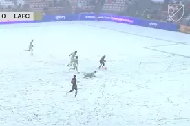 足球❌雪球✅MLS赛场全场被大雪覆盖，洛里遭对手连灌三球图片