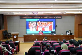 高崚现身高校讲述冠军故事 用体育培养青少年逆商图片