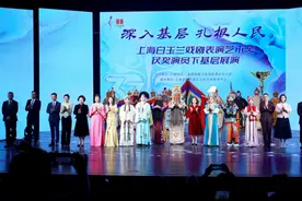 北京人艺与上海话剧艺术中心演员，在浦东同台朗诵《我是你，圣洁的绽放》图片
