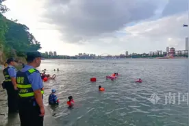 咋回事？柳江河边，警方出动无人机！图片