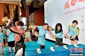 参加巴蜀文化品悟之旅的美国华裔青少年收到“特殊礼物”图片