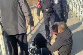 年轻男子欲轻生，被散步路过的检察干警一把抱住！图片
