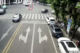 30秒丨阆中古城：游客突发急症，交警上演极速救援丨看见正能量图片