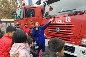 普法巴士开进消防站，30位萌娃当了回“蓝精灵”图片