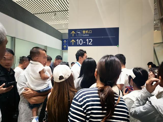 受“白海豚”影响，抵达郑州一航班降落前在上空盘旋25分钟，准备降落时因雨大无法降落，临时飞运城盐湖机场备降