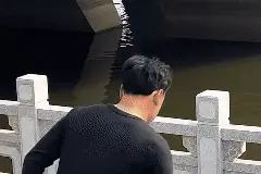 危急时刻，他勇救落水女子！图片