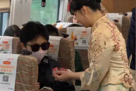 湖南一对新人“高铁接亲”，在车厢里发喜糖，新娘：我像复读机一样说谢谢图片