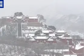 强风强降温来袭 山西五台山迎来持续降雪天气图片