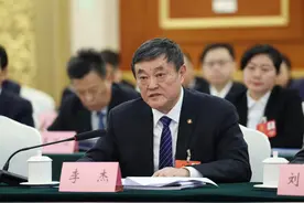 全国人大代表李杰：建议出台三峡枢纽过坝货物分类通行规则，加强待闸船舶污染治理图片