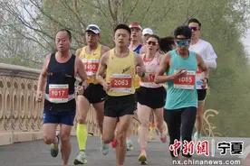宁夏银川约2800名跑友用脚步欣赏城市之美图片