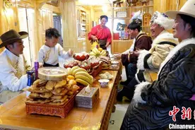 青海湖畔藏族牧民新屋里话新年图片