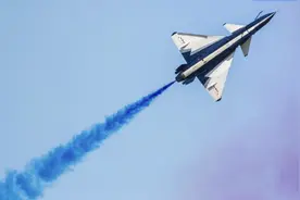法媒关注中国空军首位藏族女飞行员图片