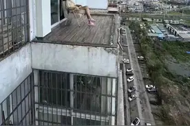 台风卷走阳台窗户 女孩淡定照出圈 当事人：家在18楼 人没事就好图片