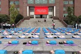 湖南劳动人事职院2024级新生圆满完成“四习五技”基本素养教育应急救护技能培训图片