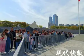 清明假期，数万人选择来这里回望历史、缅怀同胞图片