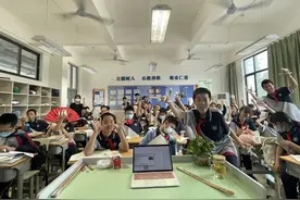 因为爱，收获爱，武汉这名老师用真情与学生“打成一片”图片