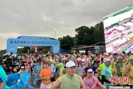 2024湖州马拉松开跑 1.5万名跑友烟雨中赏太湖风光图片