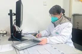 老人头昏三天以为是脑梗，医生：耳朵里的“它”脱落了图片