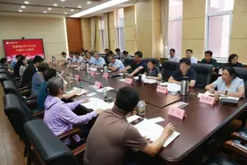 山东劳动职业技术学院召开新学期首次党委理论中心组学习交流会图片