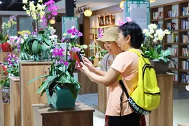 “五一”海南环岛旅游观光巴士让昌江“乡村游”热度持续攀升图片