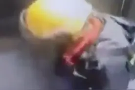 上海一外卖员在小区电梯小便 业主回应图片