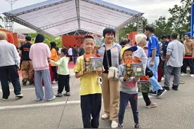“新会陈皮 公益传香”活动与市民分享丰收喜悦图片