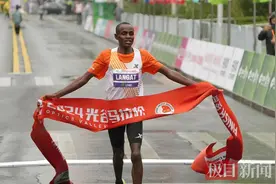 降温抵挡不了热情，光谷马拉松男女冠军点赞美丽江城图片