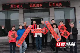 中国银行浏阳支行走访客户 书写春联送祝福图片