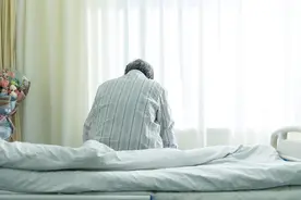 大爷吃了碗片儿川被烫伤，用“土办法”消肿，结果情况却更糟糕图片