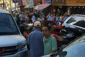 四川南充“执法车占道致拥堵”引关注 相关驾驶员已接受交警部门处罚图片