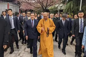 马英九陕西寻根，自嘲当兵能力不及先祖，看到自己题词称忘了视频封面