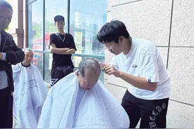 “老于帮办”6月2日走进顺河社区 理发、维修、义诊等服务受到市民追捧图片