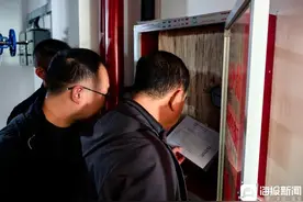 国务院安全生产和消防工作考核巡查组在沪明查暗访，有施工人员见状离开……图片