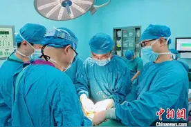 5月龄女童腹部大如菠萝 罕见“寄生胎”被成功取出图片