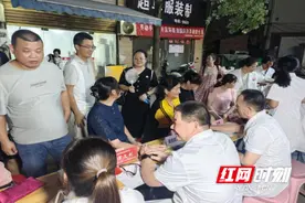 株洲谭文剑疑难病康复研究院在社区“摆摊”送健康图片