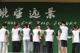 收获了鲜花和拥抱，这个学校设置了班主任节图片