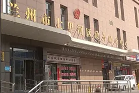 “政务中心人员上班坐着睡着了，相关方解释：生理性打盹图片
