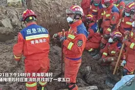 “砂涌”现场，消防员扒开泥浆找到遇难的一家五口图片