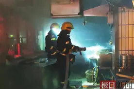 深夜蔡甸一烧烤店起火，只因电烤炉长时间烘烤图片
