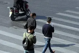 马路“低头族”让人捏把汗，有你吗？图片